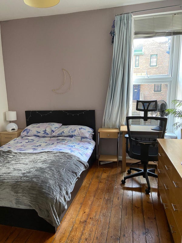 Room 1st Avenue in Greater London