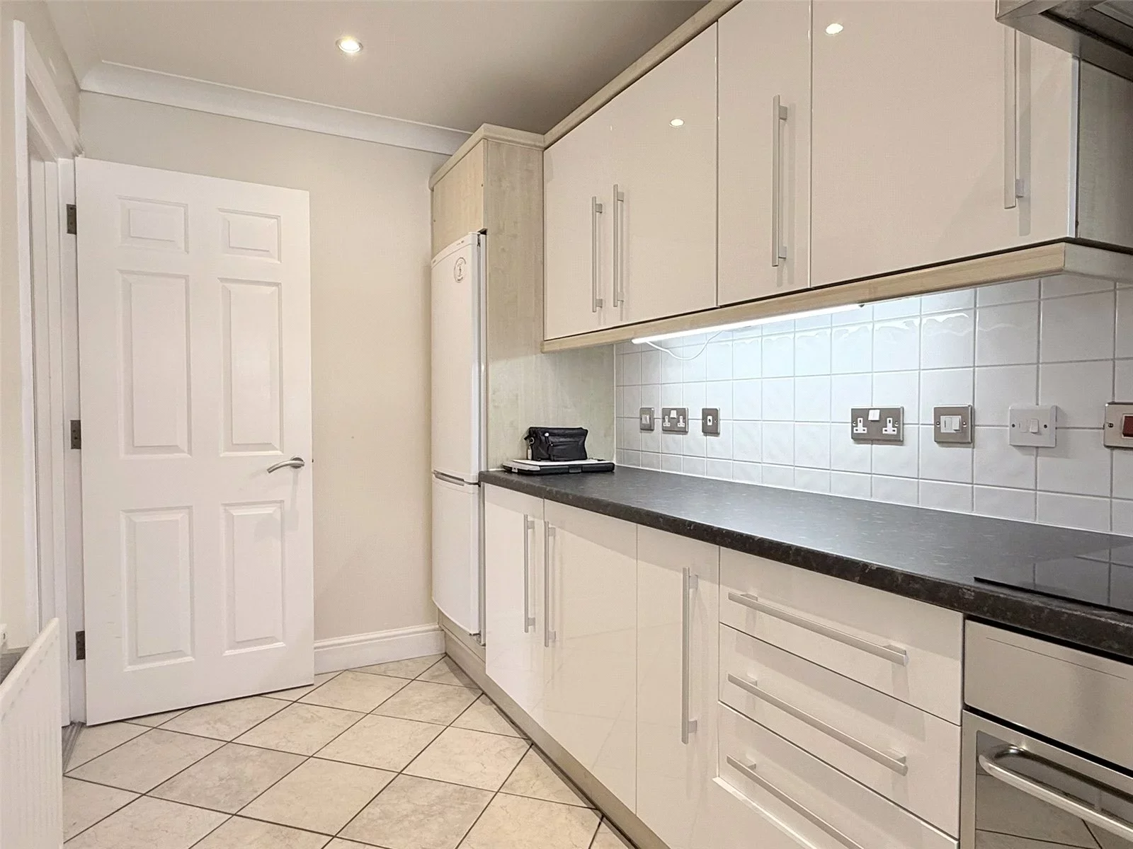 Flat Carpenters Close in Greater London