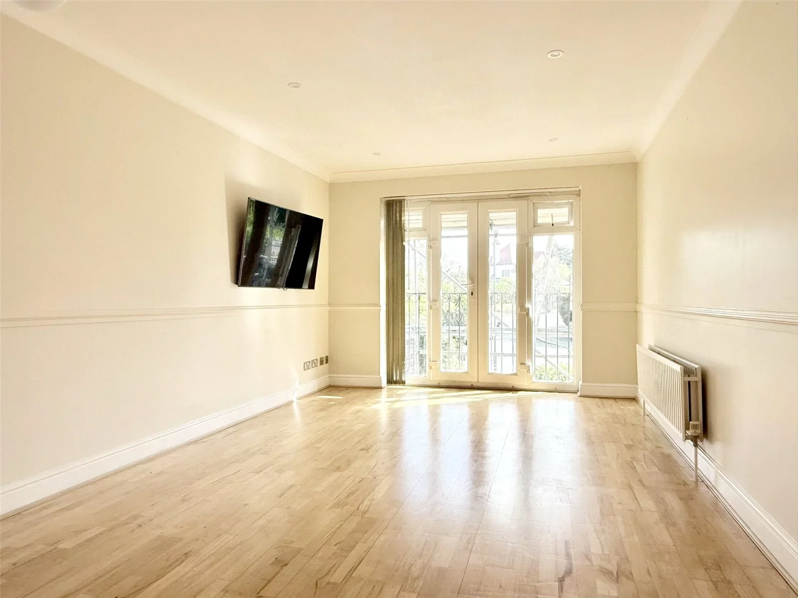 Flat Carpenters Close in Greater London