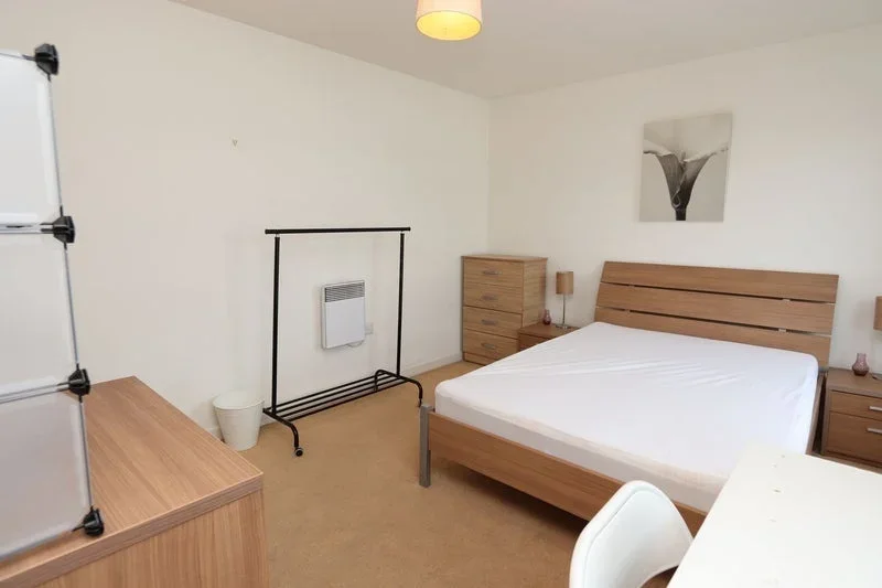 Room Commercial Road in Greater London