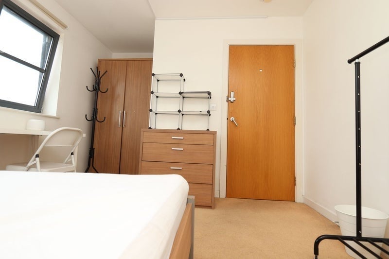 Room Commercial Road in Greater London