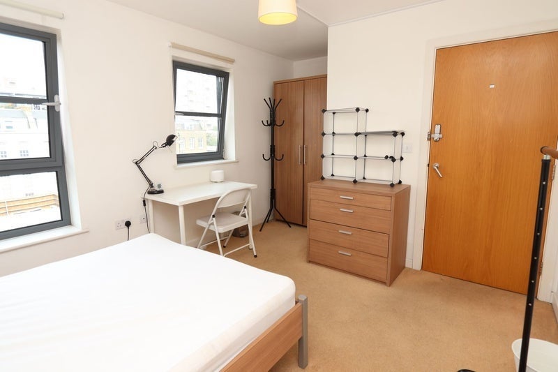 Room Commercial Road in Greater London