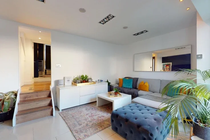 Flat Elder Avenue in Greater London