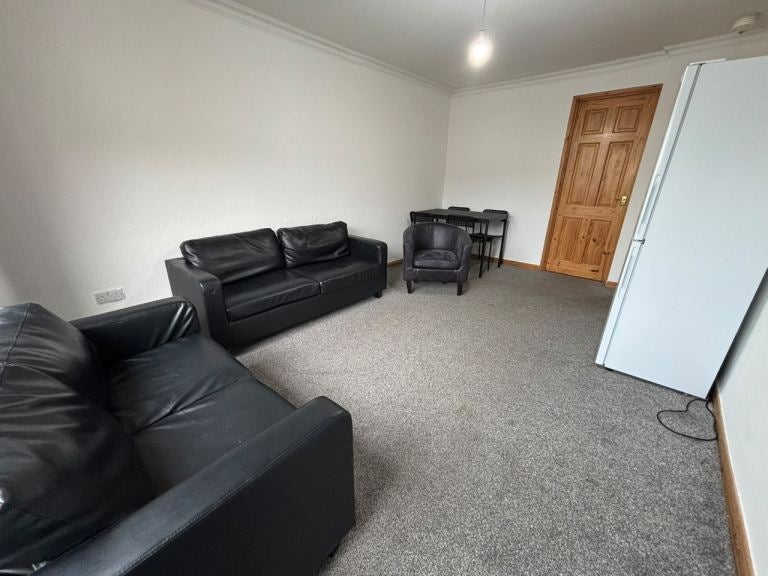 Flat Staffin Drive in Glasgow