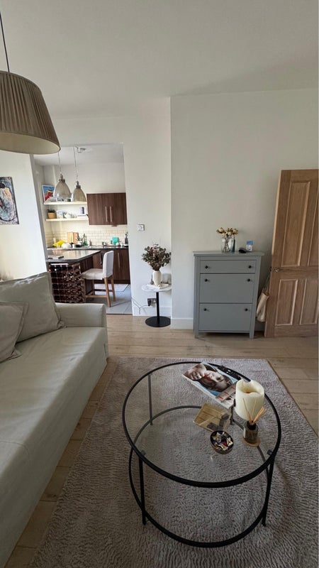 Flat Holland Road in Greater London