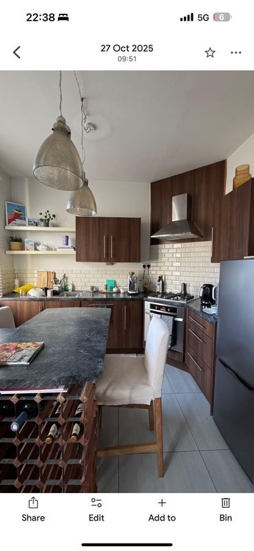 Flat Holland Road in Greater London