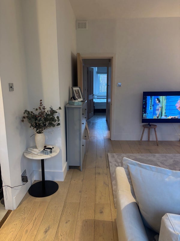 Flat Holland Road in Greater London