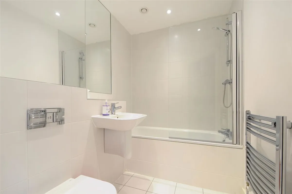 Flat Broadwater Road in Greater London