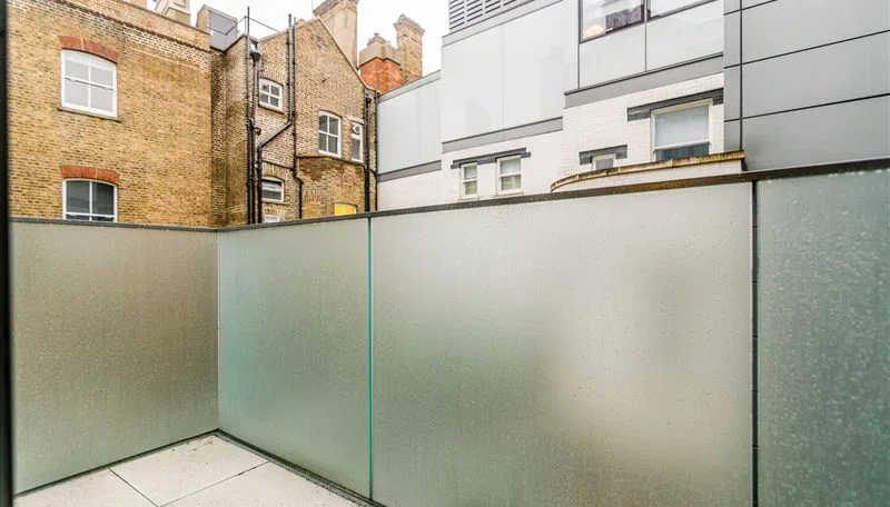 Flat Green Street in Greater London