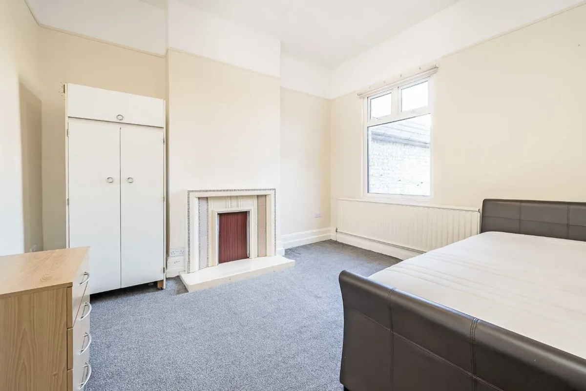 Flat Kings Road in Greater London