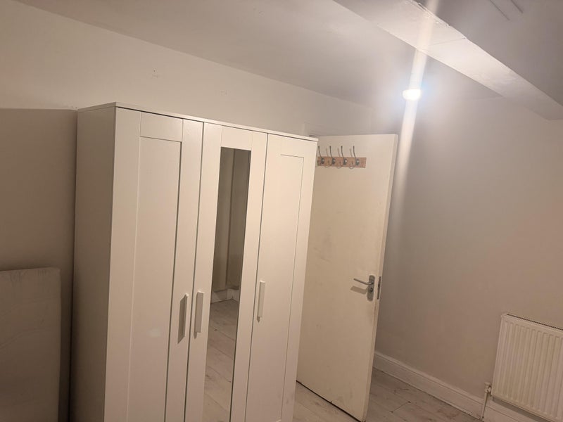 Room Leeds Street in Greater London