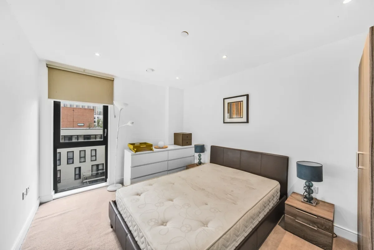 Flat Pomell Way in Greater London