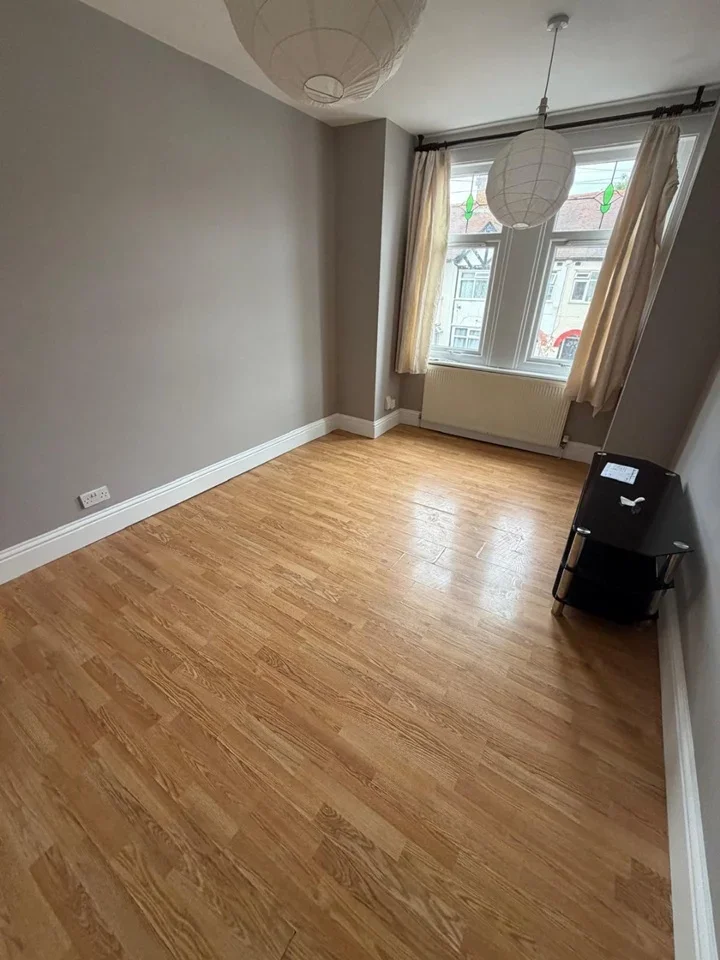 Flat Fernlea Road in Greater London
