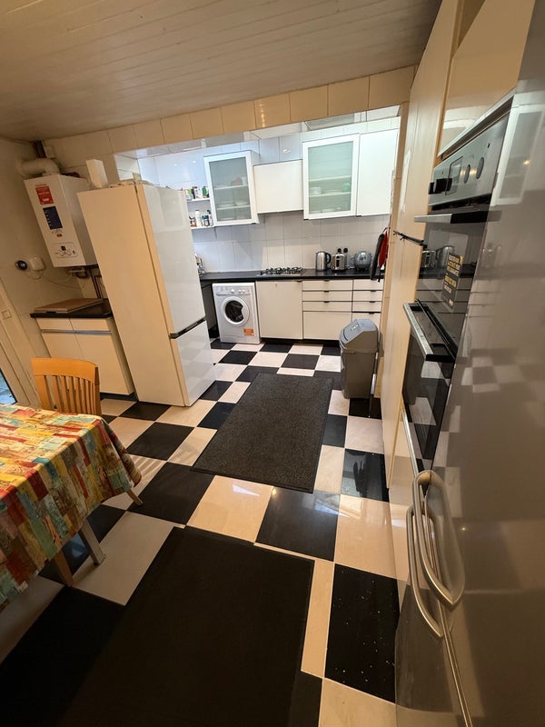 Room Rhodesia Road in Greater London