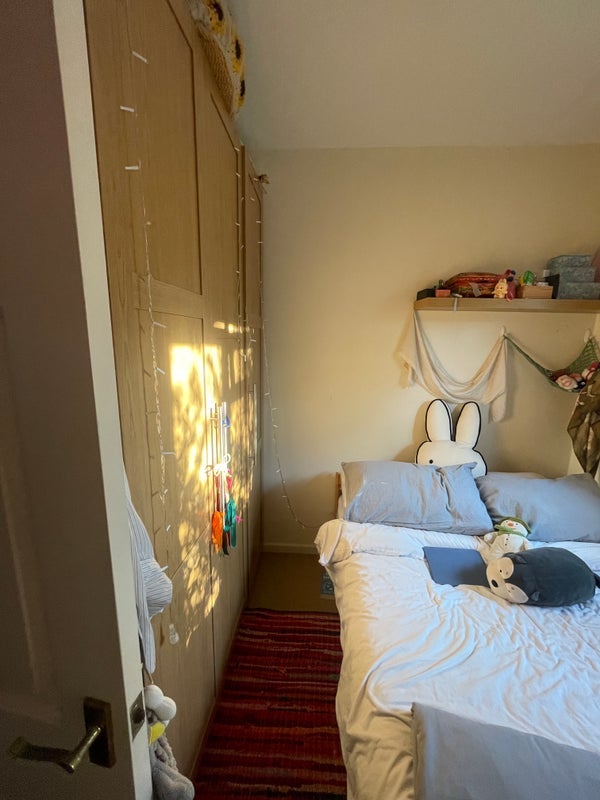 Room Seneca Road in Greater London