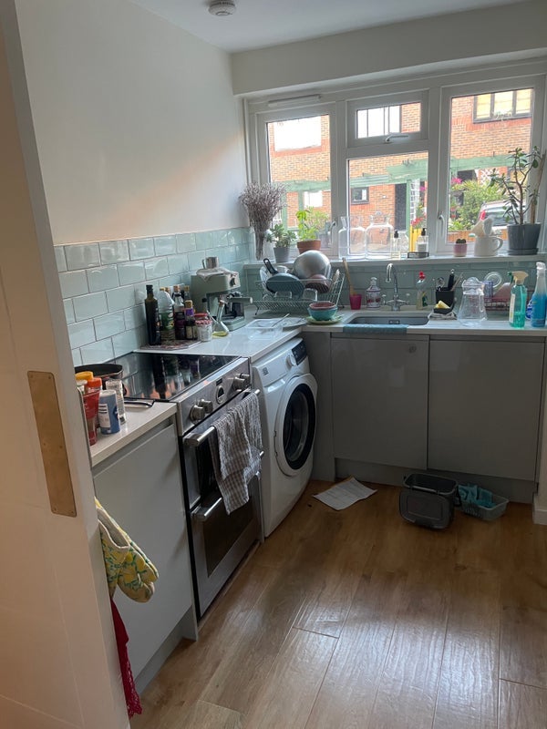 Room Seneca Road in Greater London