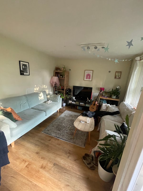 Room Seneca Road in Greater London