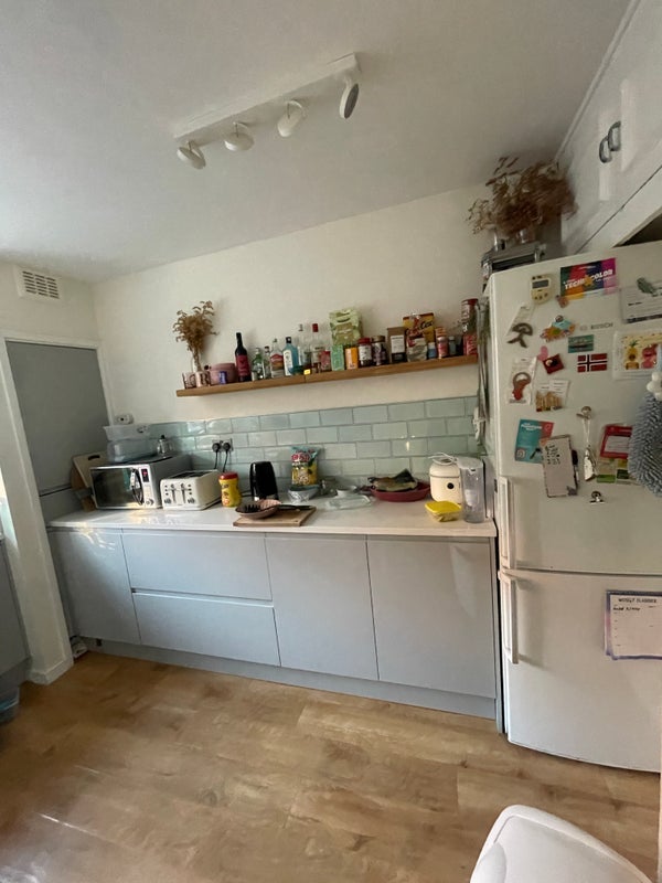 Room Seneca Road in Greater London