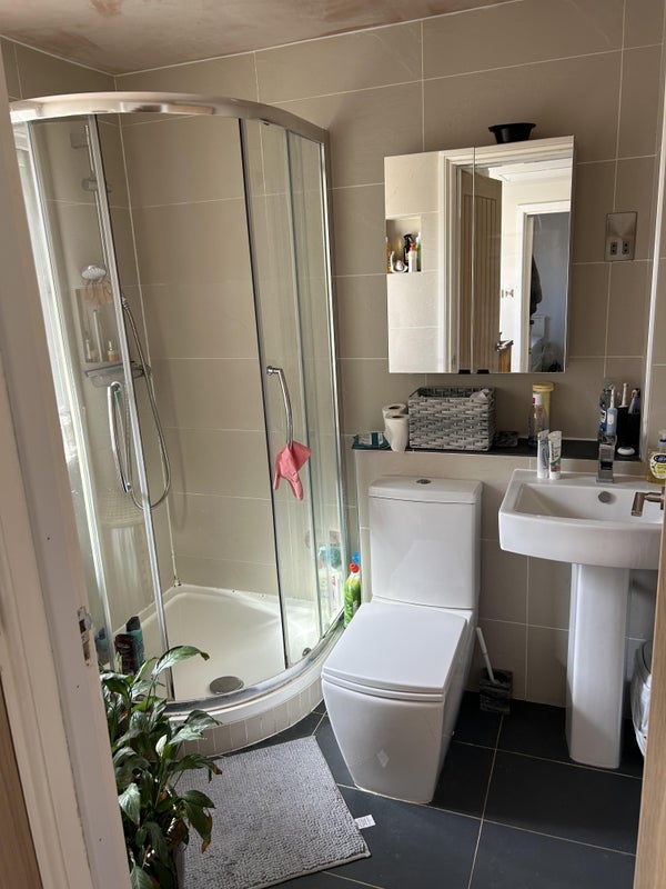 Room Windmill Close in Greater London