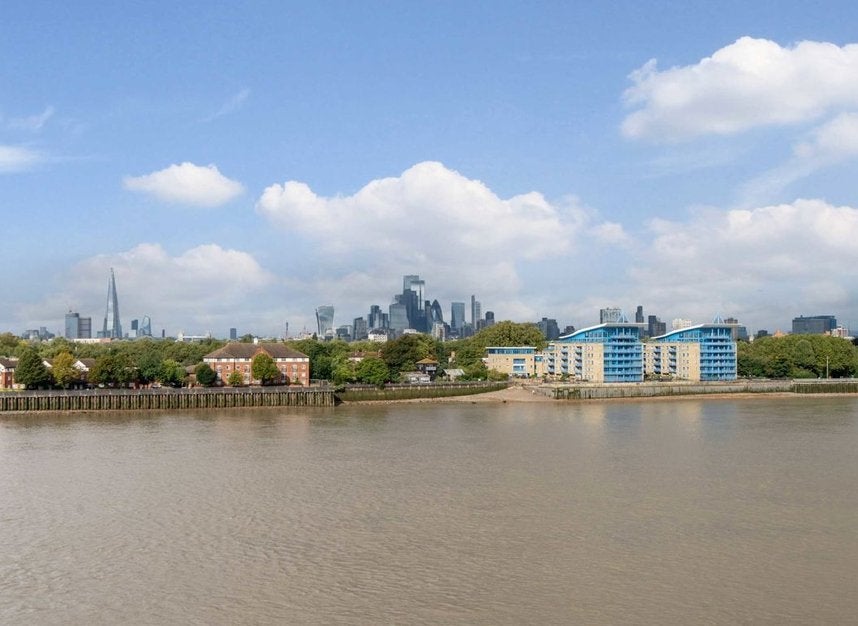 Flat Westferry Road in Greater London