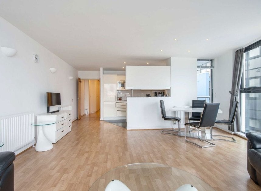 Flat Westferry Road in Greater London