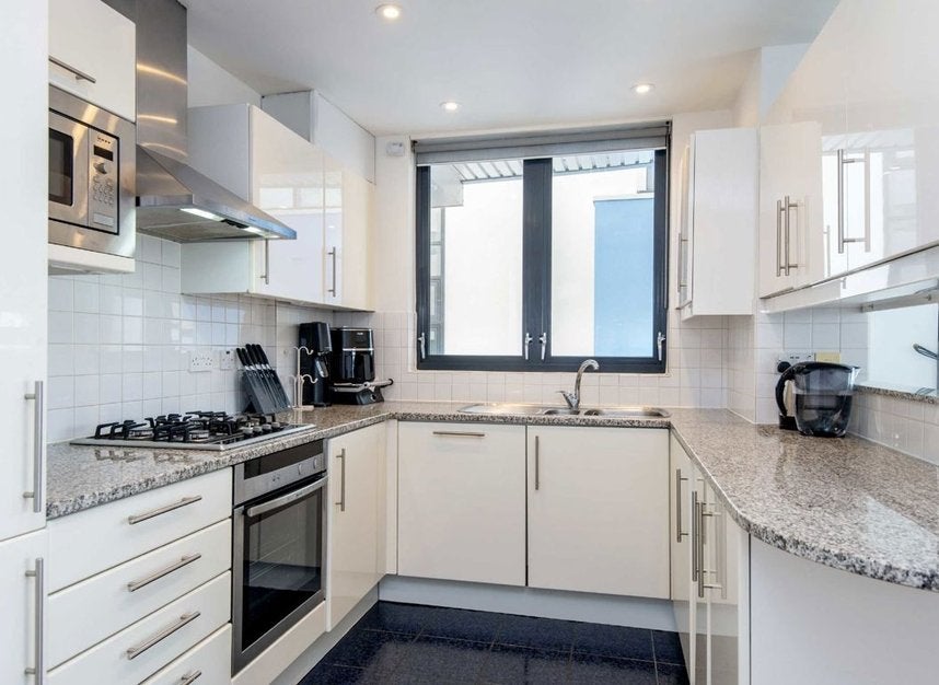 Flat Westferry Road in Greater London