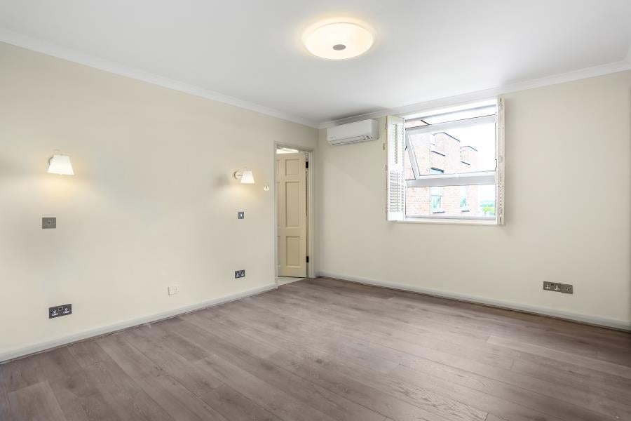 Flat Somerset Square in Greater London