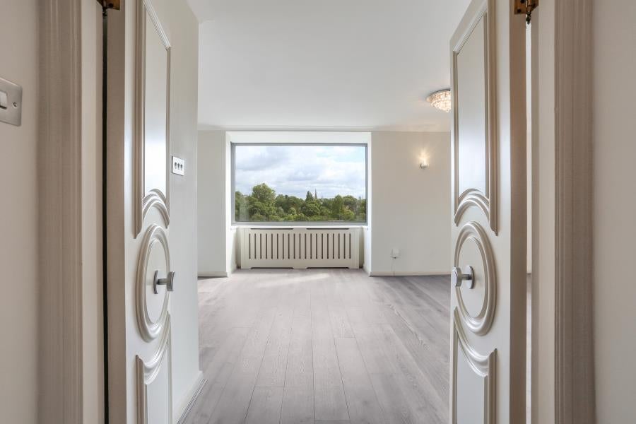 Flat Somerset Square in Greater London