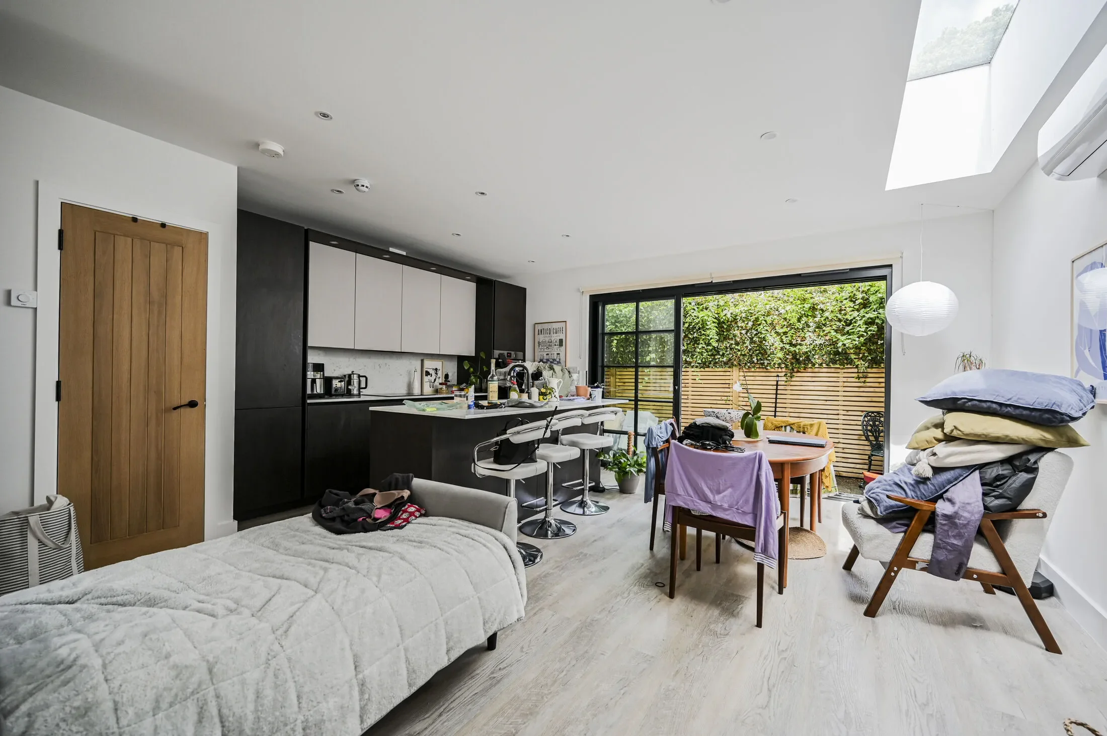 Flat Hampton Road in Greater London