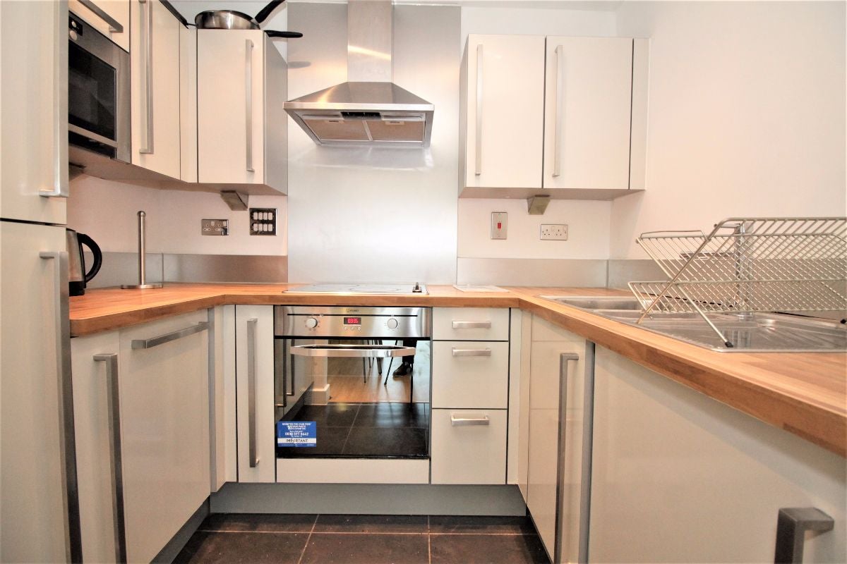 Flat Blackwall Way in Greater London