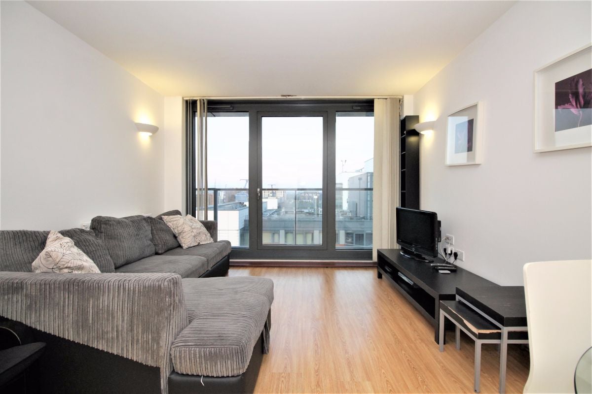 Flat Blackwall Way in Greater London