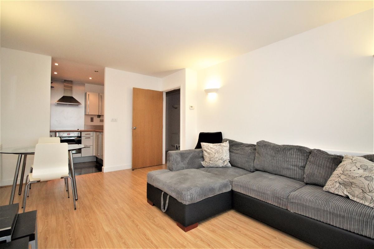 Flat Blackwall Way in Greater London