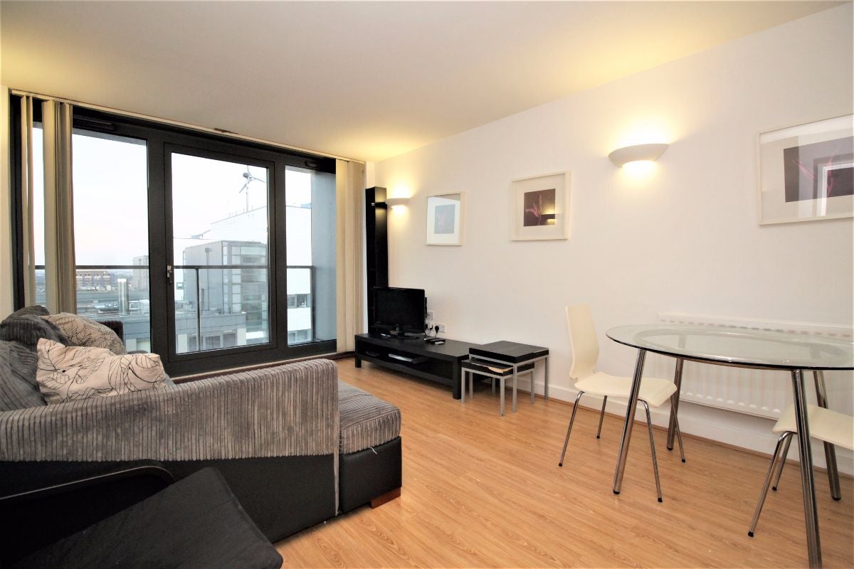 Flat Blackwall Way in Greater London