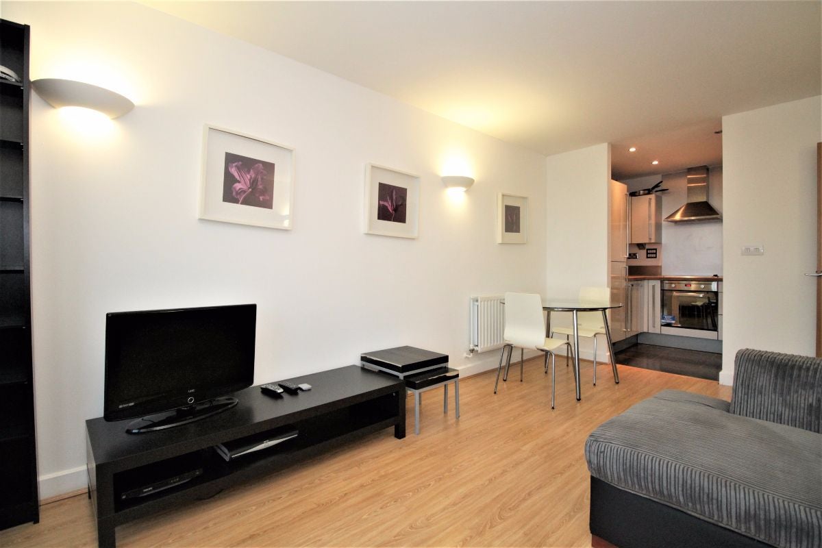 Flat Blackwall Way in Greater London