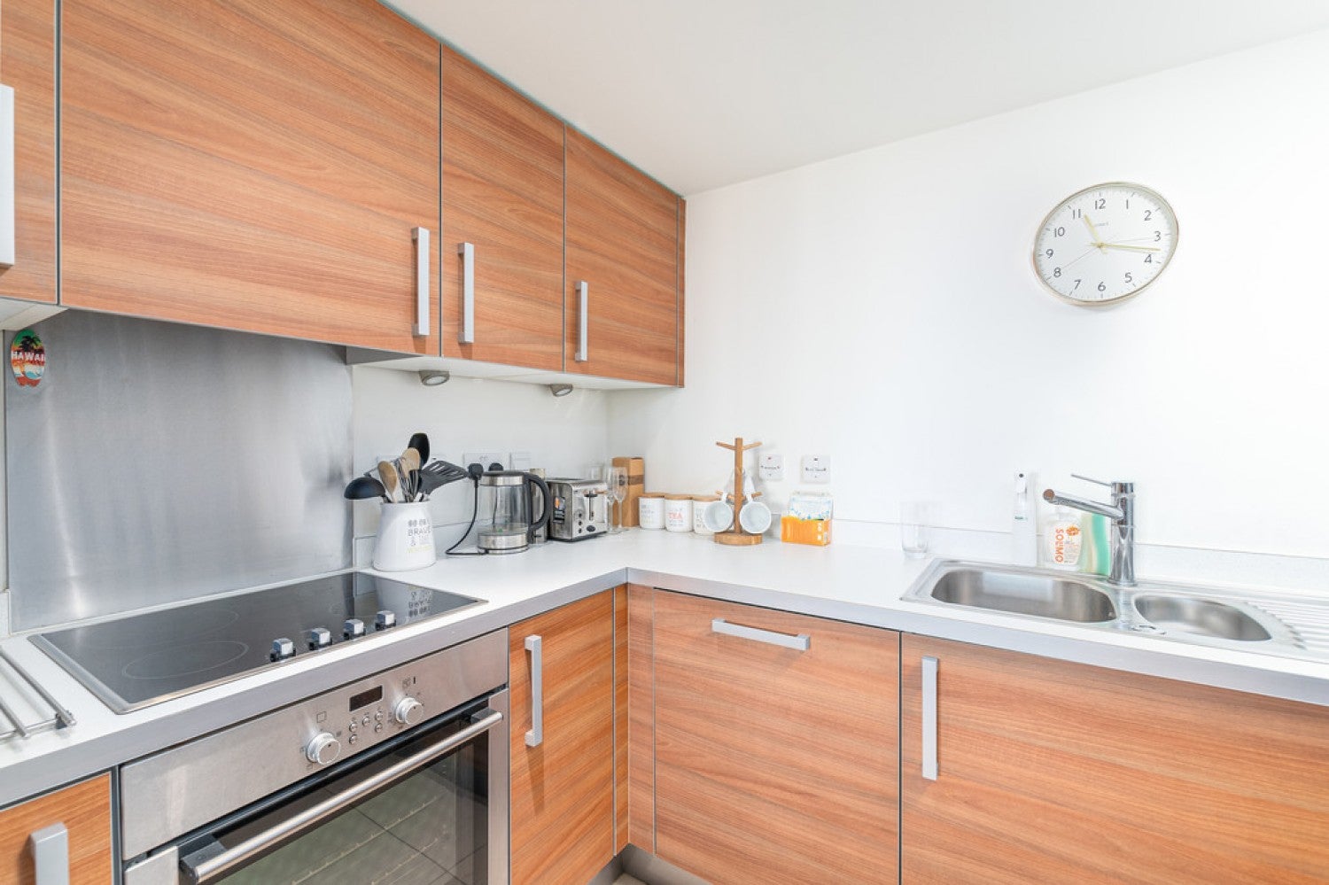 Flat Lombard Road in Greater London