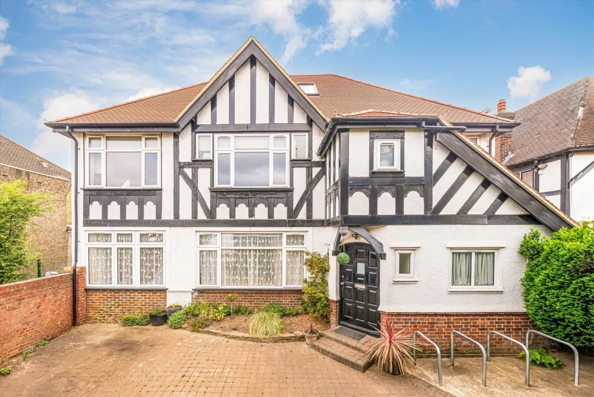 Flat Gunnersbury Avenue in Greater London