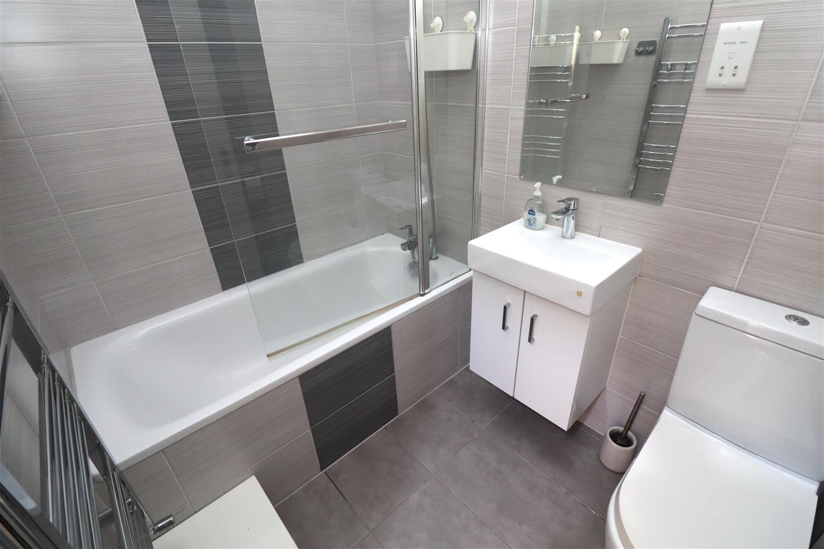 Flat Golders Green Road in Greater London