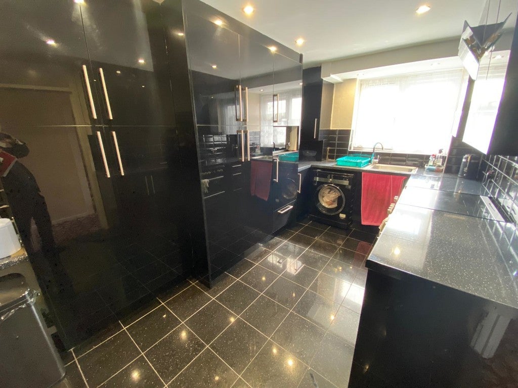 Flat Wallis Road in Greater London