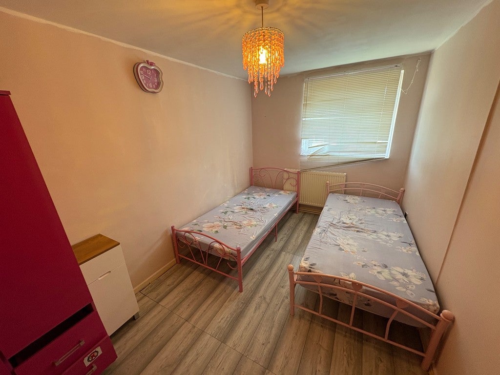 Flat Wallis Road in Greater London