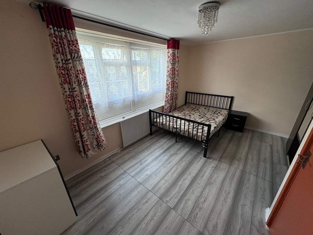 Flat Wallis Road in Greater London