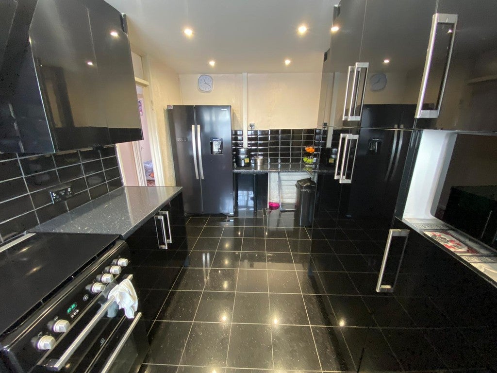 Flat Wallis Road in Greater London