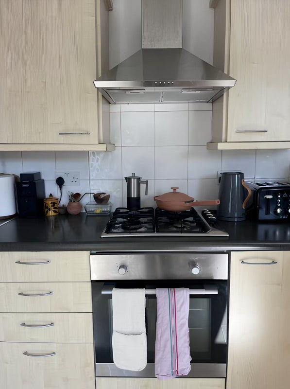 Flat Queen Margaret's Grove in Greater London