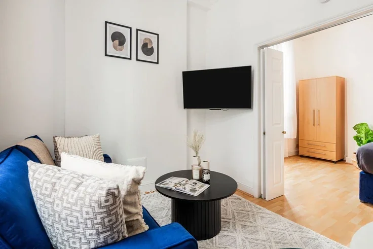 Flat Goodge Place in Greater London