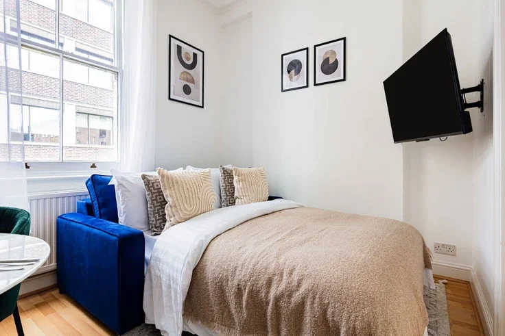 Flat Goodge Place in Greater London