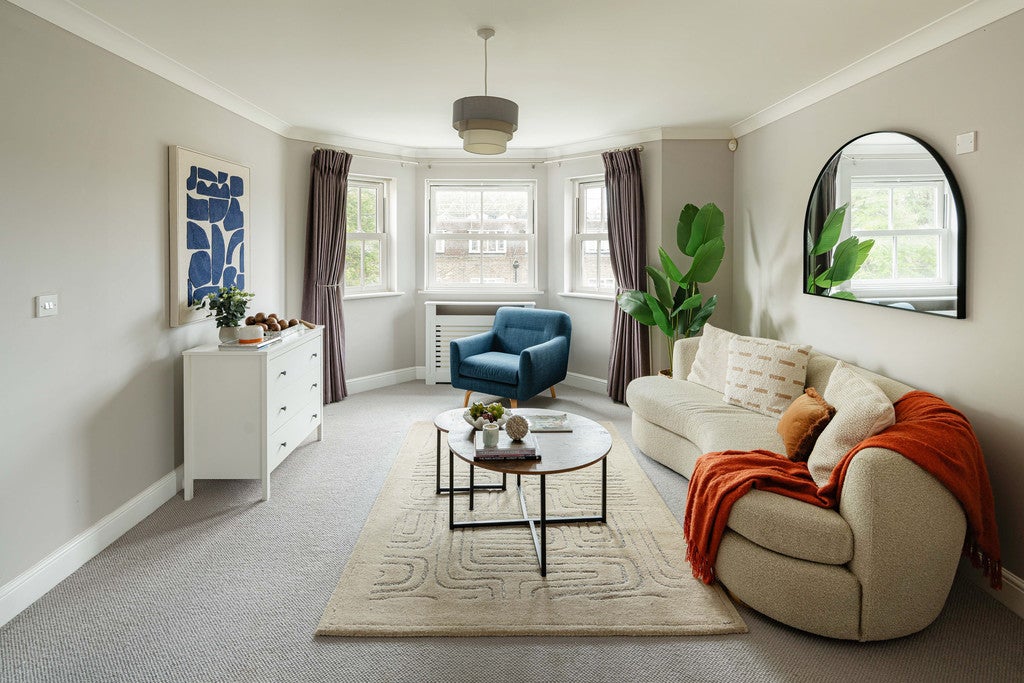 Flat Park Hall Road in Greater London