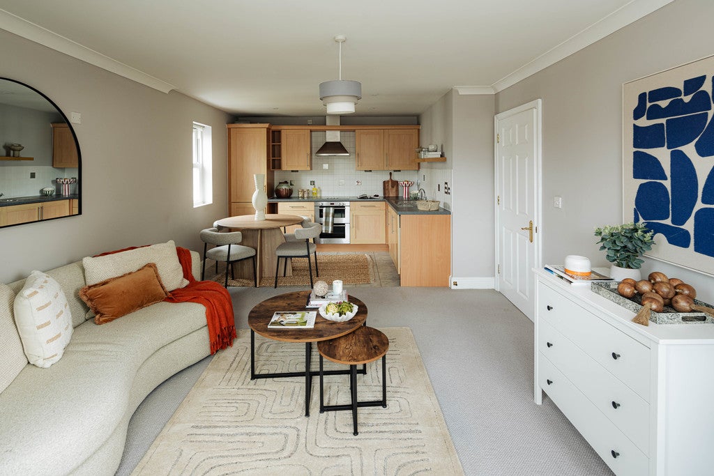 Flat Park Hall Road in Greater London