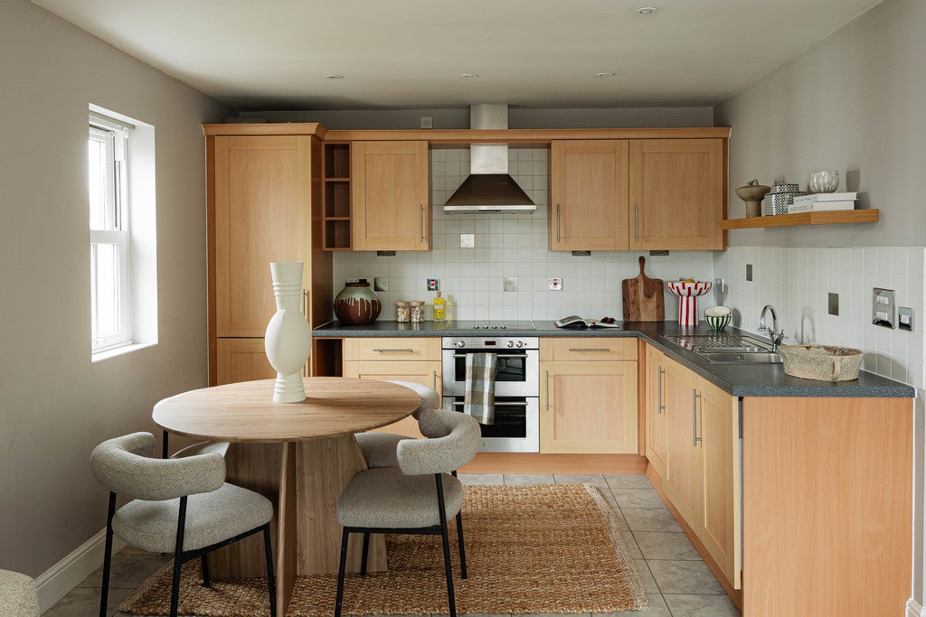 Flat Park Hall Road in Greater London