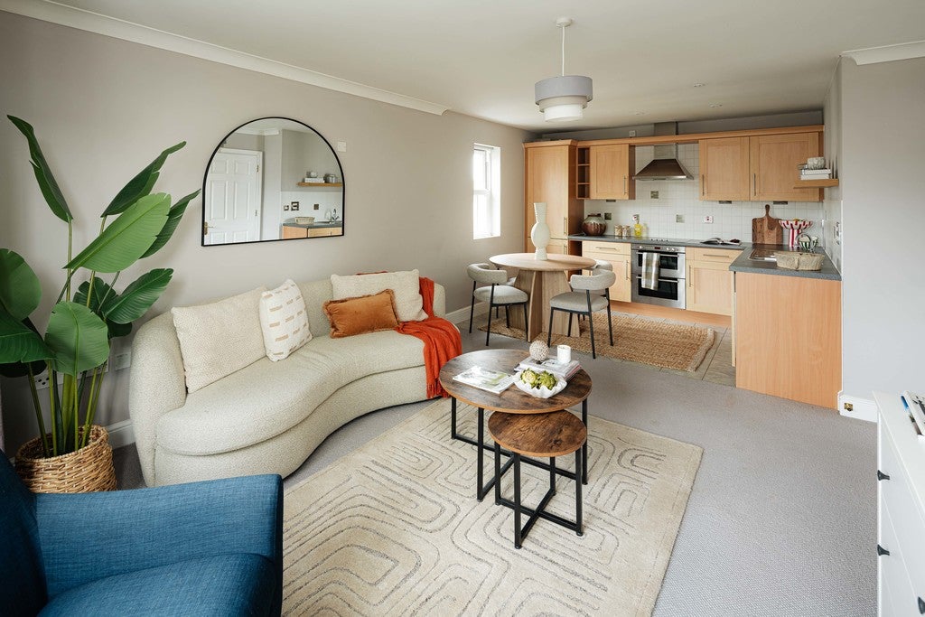 Flat Park Hall Road in Greater London