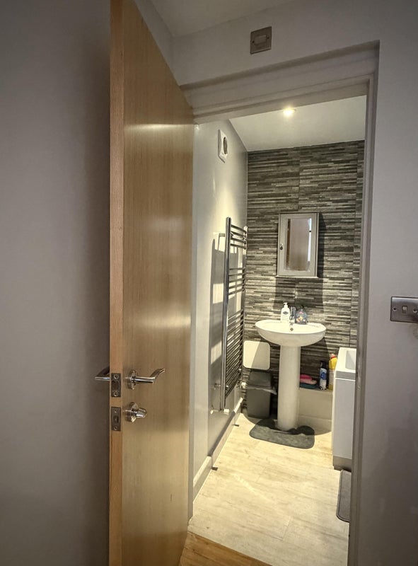 Room Weald Road in Brentwood