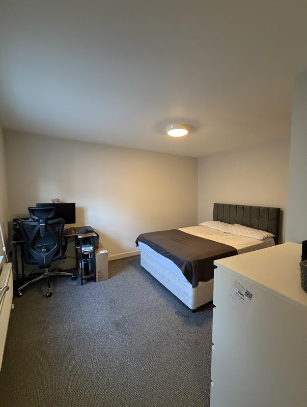 Room Weald Road in Brentwood